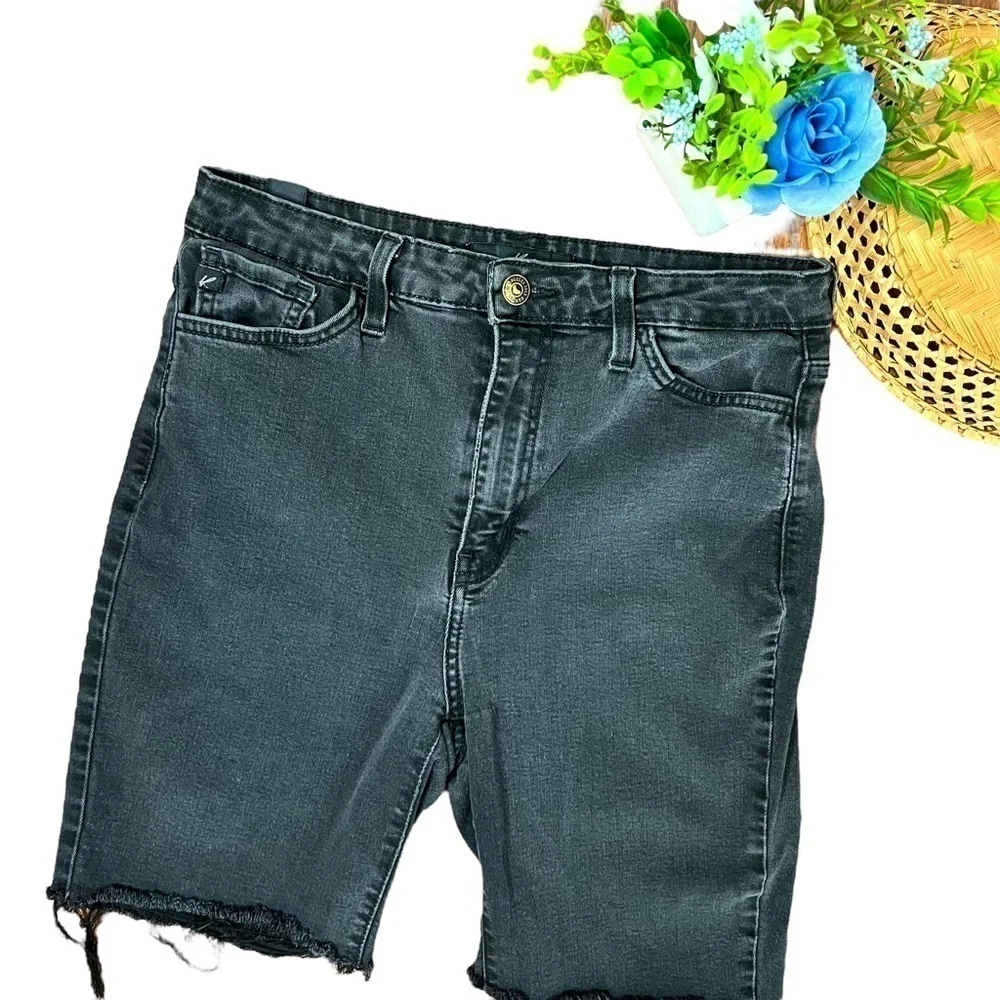 KanCan Black Distressed Raw Hem High Rise Estilo Stretch Bermuda Shorts Size 28